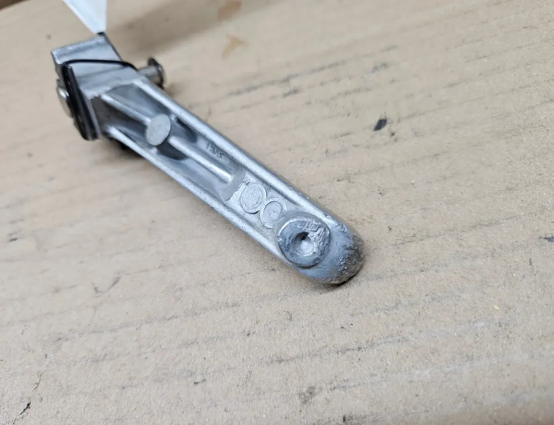 YAMAHA FZ Rear left side footrest peg hanger 3VR274310100,3VR274310200,5VX274370000 33495015