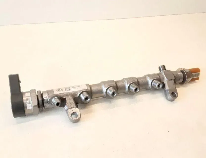 AUDI A5 8T (2007-2016) Топливная рейка 0281006075,03L130089Q 33623095