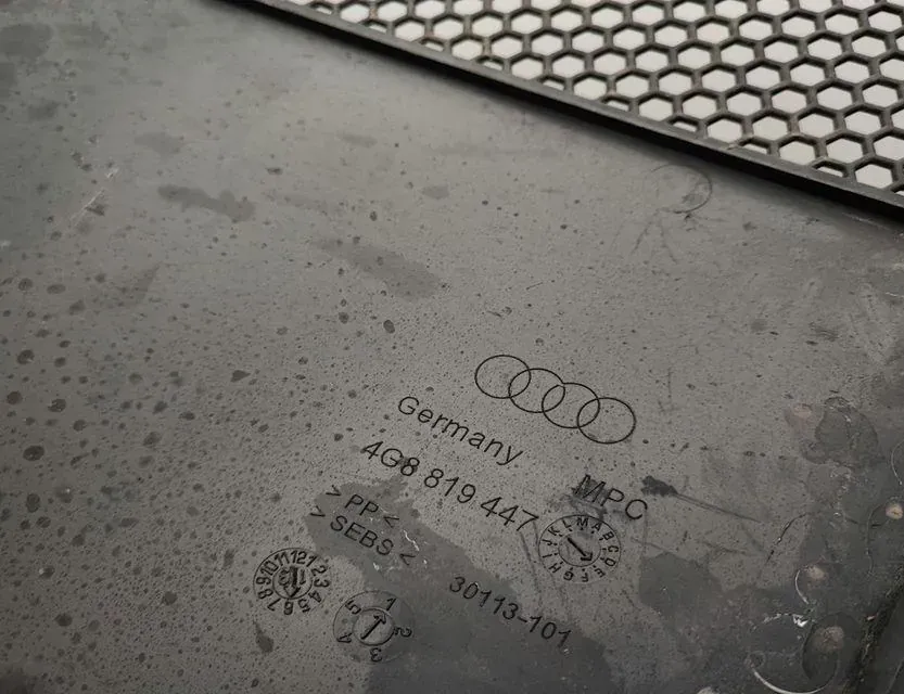 AUDI A6 C6/4F (2004-2011) Пластмасса передняя стеклоочистителей 4G8819447 33637587