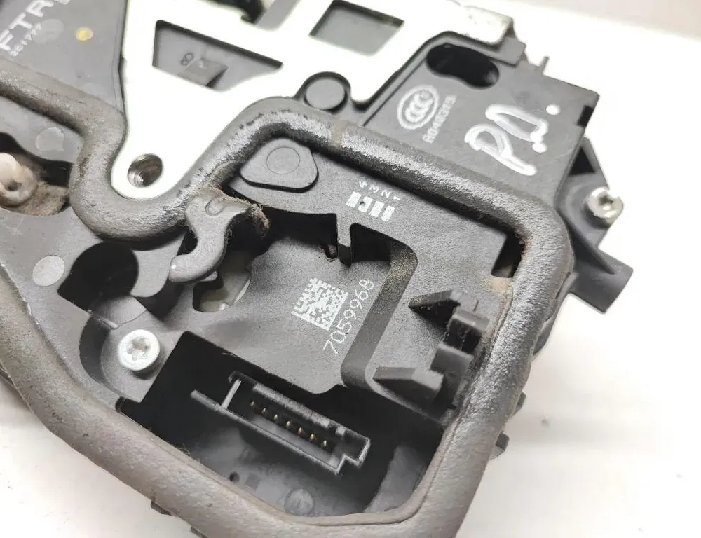 BMW 3 Series E90/E91/E92/E93 (2004-2013) Front Right Door Lock 7059968 33641591