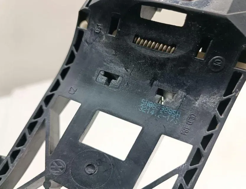 PORSCHE Cayenne 958 (2010-2018) Кронштейн ручки задней левой двери 5N0839885H 33672656