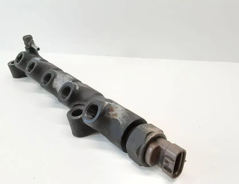 TOYOTA RAV4 2 generation (XA20) (2000-2006) Топливная рейка 33697806