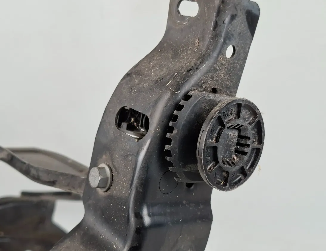 MERCEDES-BENZ C-Class W204/S204/C204 (2004-2015) Держатель передний левого фонаря 204626044 33364297