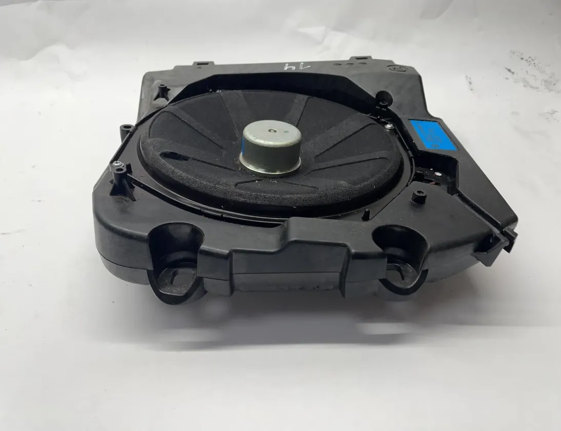 BMW 5 Series F10/F11 (2009-2017) Низкочастотный динамик с правой стороны 916968602,65139169686-02,9169686 29584623