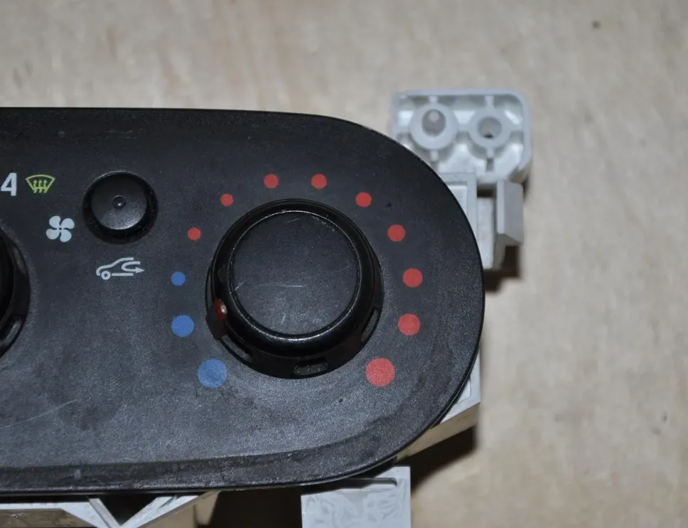 RENAULT Trafic 3 generation (2014-2023) Climate control unit E1093050,30080061 25981785