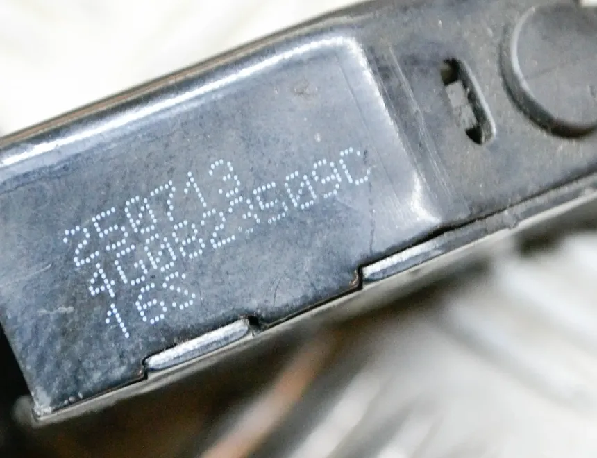 AUDI A6 C7/4G (2010-2020) Замок капота правый 4G0823509C 13912207