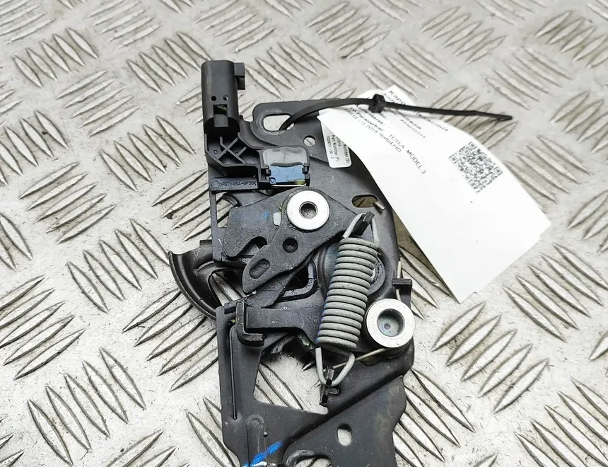 TESLA Model 3 1 generation (2017-2024) Крюк капотa 1033011-00-G 35965820