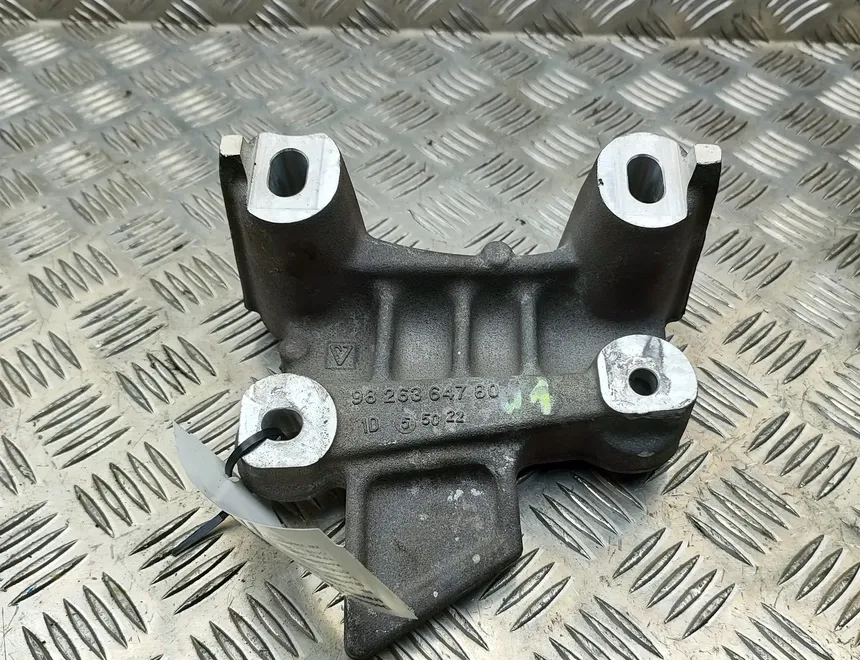 PEUGEOT 2008 2 generation (2019-2023) Engine Bracket Right Side 9826364780 32764310