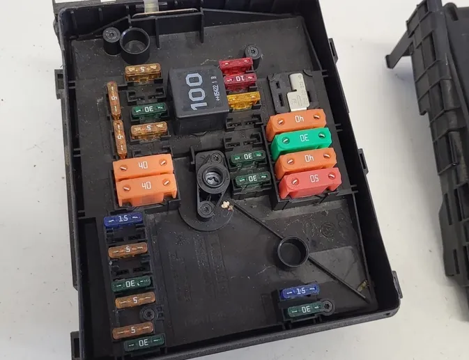 VOLKSWAGEN Touran 1 generation (2003-2015) Fuse Box 1K0937820 31801709