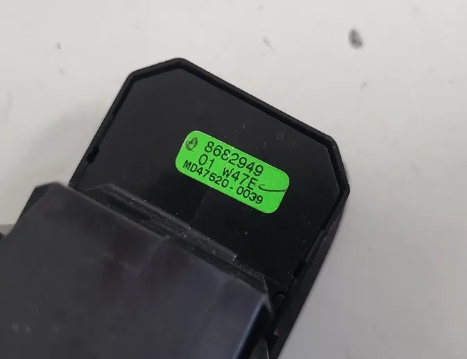 VOLVO V70 2 generation (2000-2008) Front Left Door Window Switch 8682949 32872123