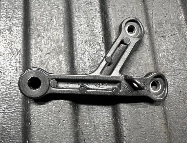 HONDA CB Кронштейн правой опоры двигателя MKN-R,BAE1 33405706