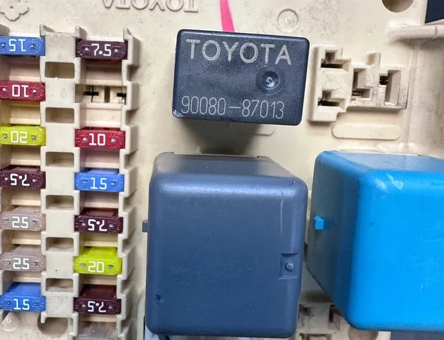 TOYOTA Avensis 2 generation (2002-2009) Fuse box 82641CA010F,9008087013,9008087030,9008087031 33575735