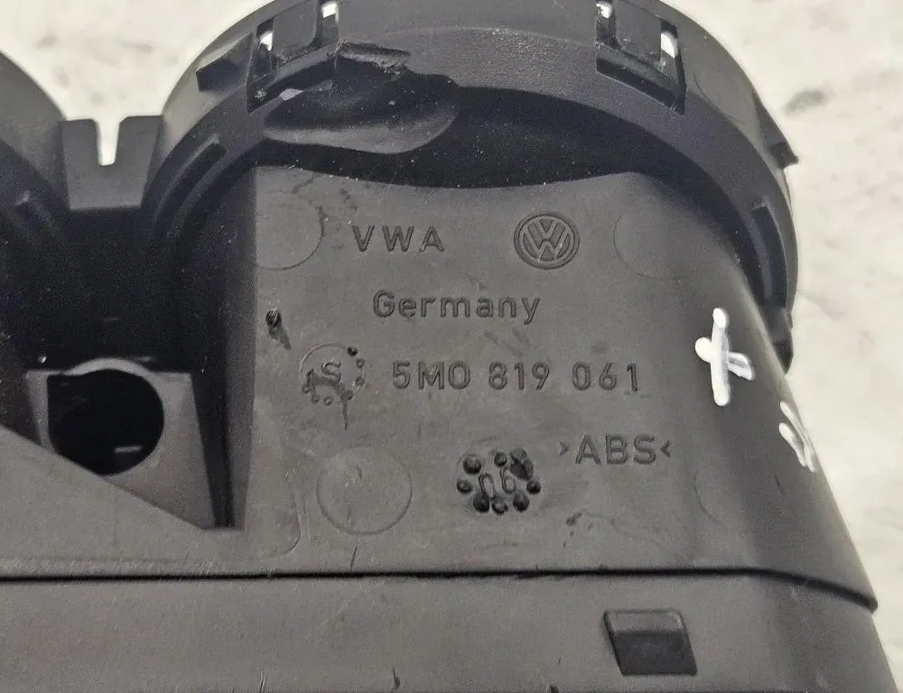 VOLKSWAGEN Golf 5 generation (2003-2009) Center console air vents 5M0819061 36328923