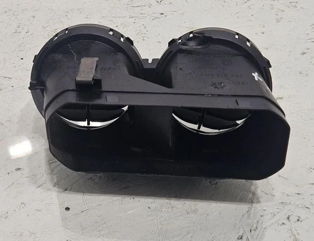 VOLKSWAGEN Golf 5 generation (2003-2009) Center console air vents 5M0819061 36328923