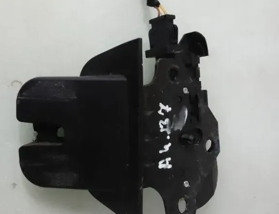 AUDI A4 B7/8E (2004-2008) Tailgate Boot Lock 35098382