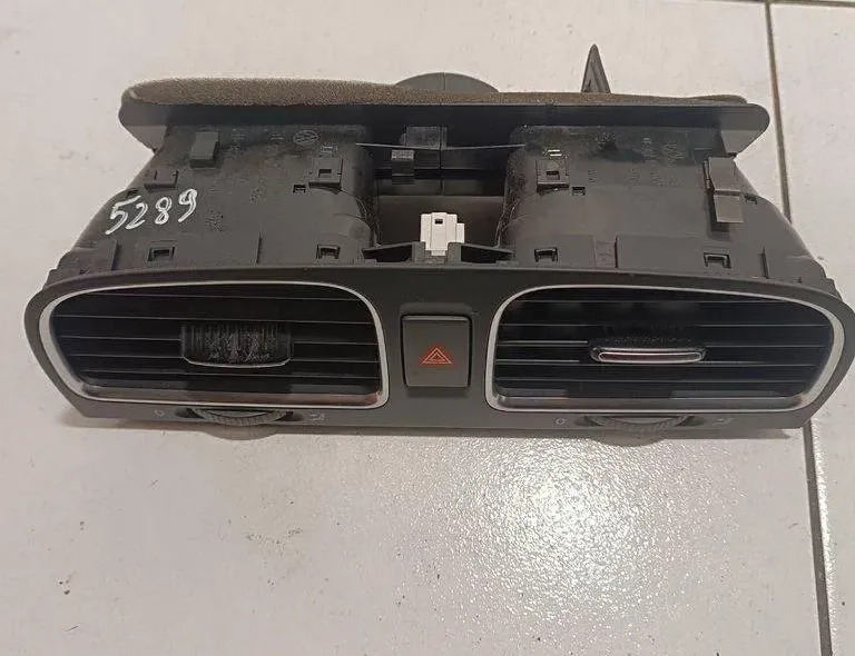 VOLKSWAGEN Golf 5 generation (2003-2009) Center console air vents 5K0819743E 30353114