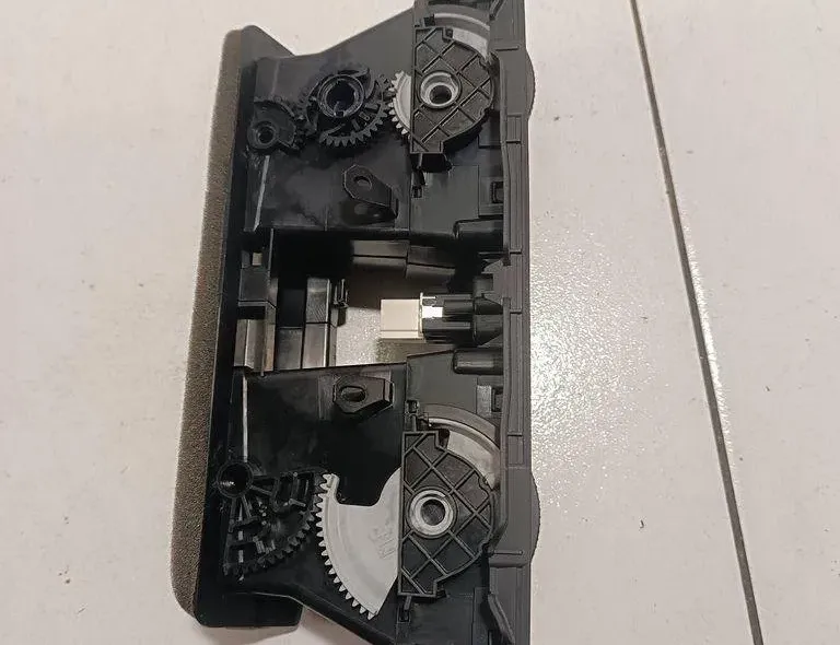 VOLKSWAGEN Golf 5 generation (2003-2009) Center console air vents 5K0819743E 30353114