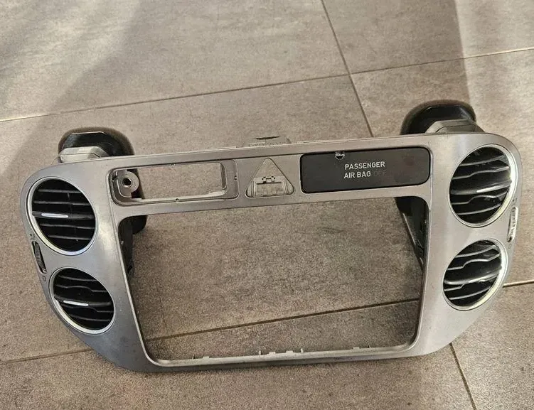 VOLKSWAGEN Golf 5 generation (2003-2009) Center console air vents 5M0819357,5M0858071A,5M0858069N,5M0858069A 36243099