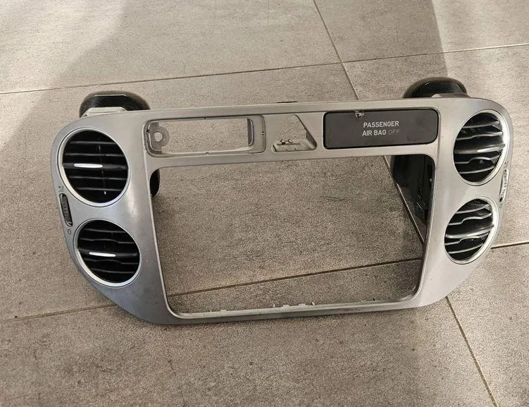 VOLKSWAGEN Golf 5 generation (2003-2009) Center console air vents 5M0819357,5M0858071A,5M0858069N,5M0858069A 36243099