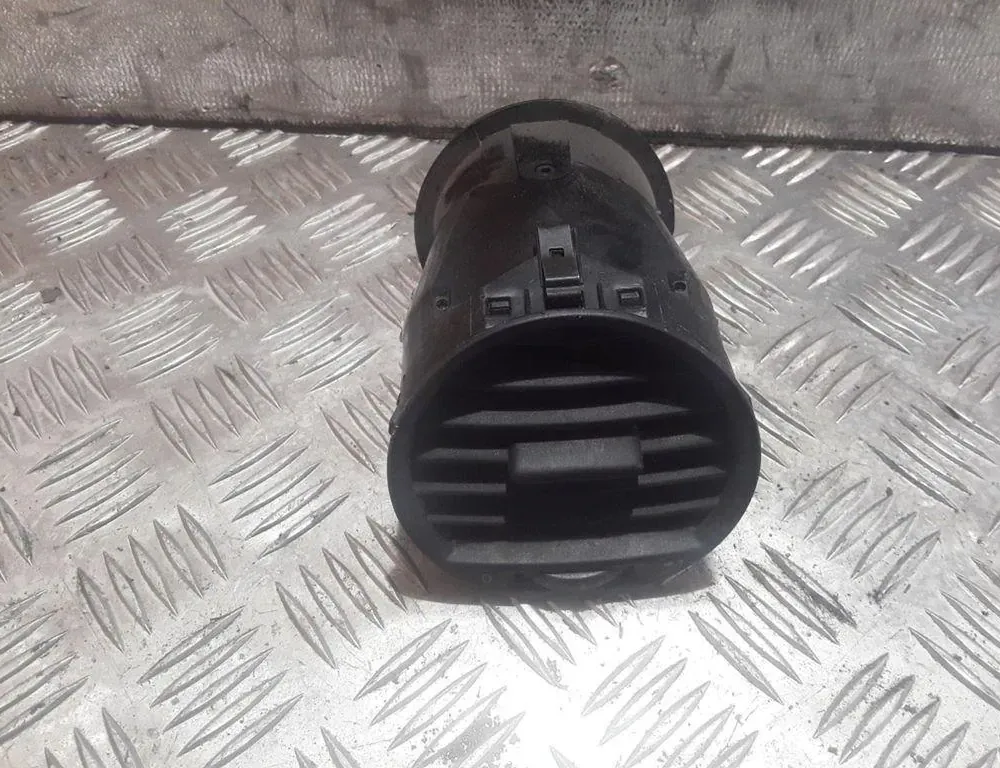 VOLKSWAGEN Caddy 3 generation (2004-2015) Вентиляционные отверстия центральной консоли 2K0819703B 33832941