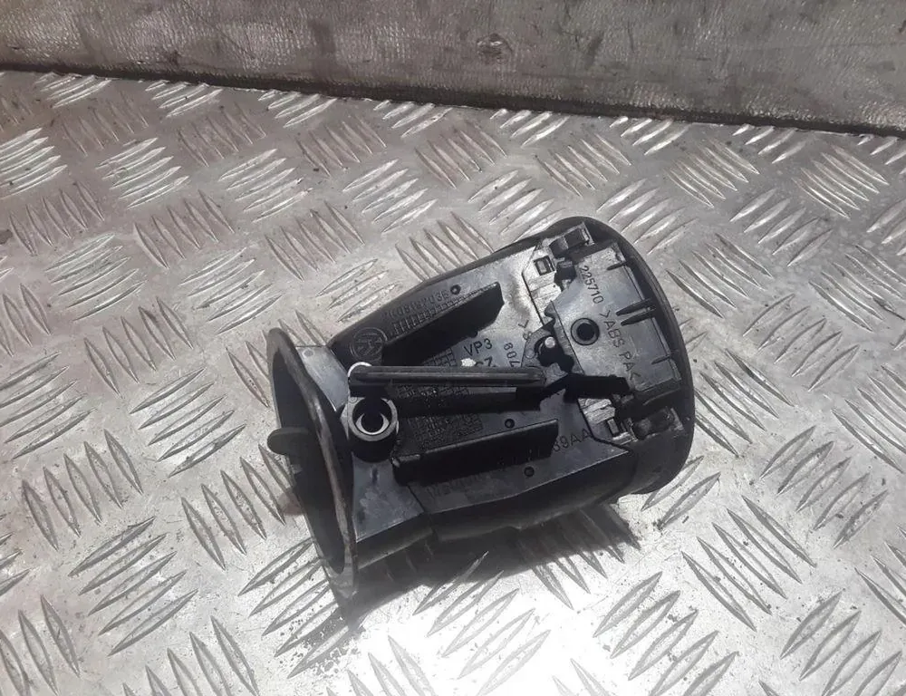 VOLKSWAGEN Caddy 3 generation (2004-2015) Center console air vents 2K0819703B 33832943