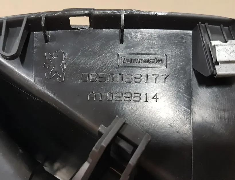 PEUGEOT 407 1 generation (2004-2010) Вентиляционные отверстия центральной консоли 9650068177 28770864