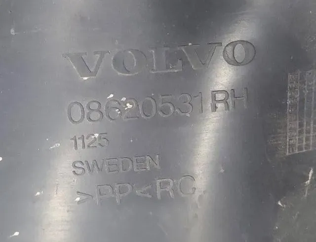 VOLVO XC60 Передний правый подкрылок 08620531 31874655