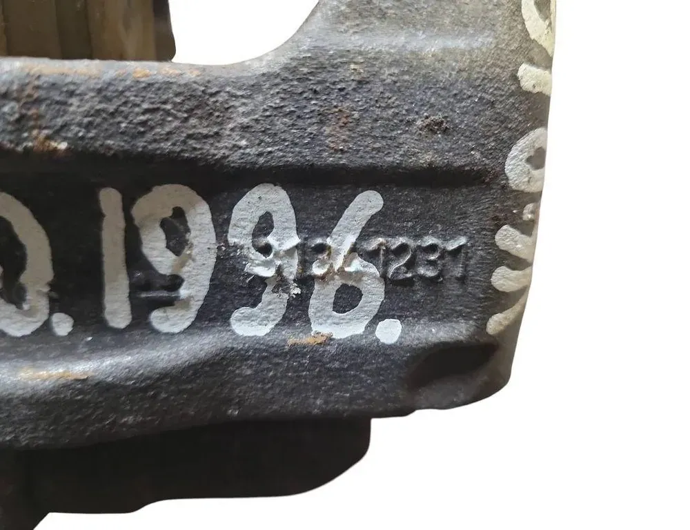 VOLVO V40 Cross Country 1 generation (2012-2020) задний правый суппорт 33942297