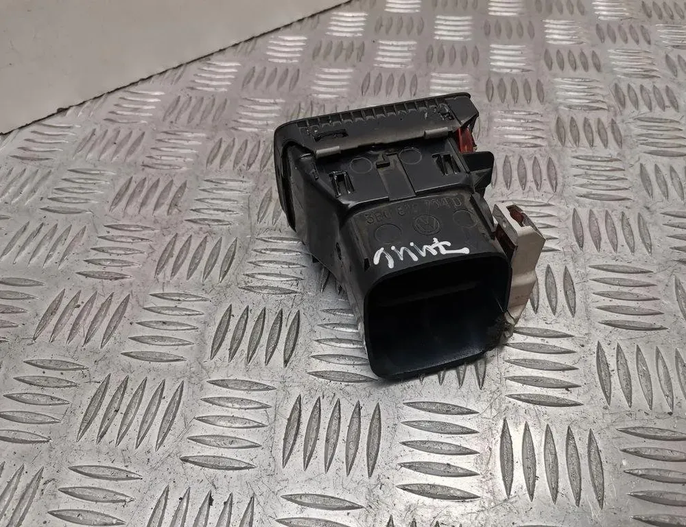 VOLKSWAGEN Passat B5 (1996-2005) Вентиляционные отверстия в приборной панели 3B0819704D 30530485