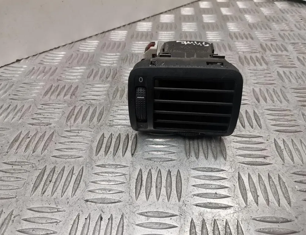 VOLKSWAGEN Passat B5 (1996-2005) Вентиляционные отверстия в приборной панели 3B0819704D 30530485