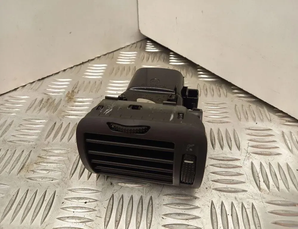 VOLKSWAGEN Passat B7 (2010-2015) Вентиляционные отверстия в приборной панели 3B0819704D 30530546