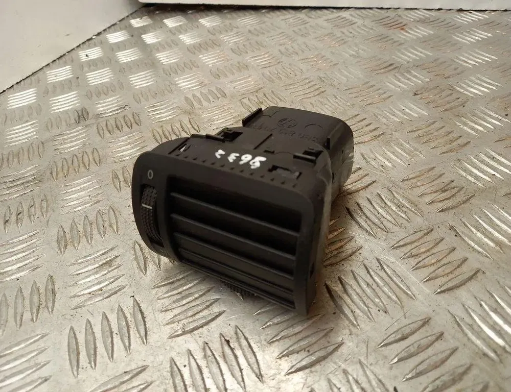 VOLKSWAGEN Passat B5 (1996-2005) Вентиляционные отверстия в приборной панели 3B0819703D 30531824