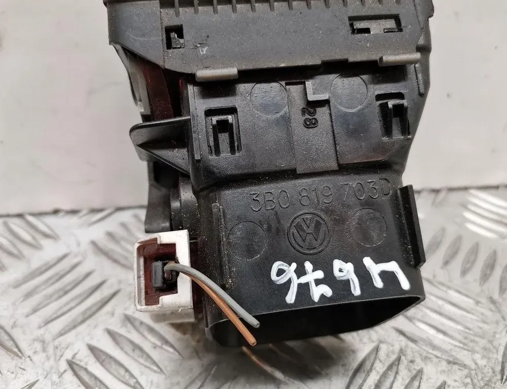 VOLKSWAGEN Passat B5 (1996-2005) Вентиляционные отверстия в приборной панели 3B0819703D 30544648