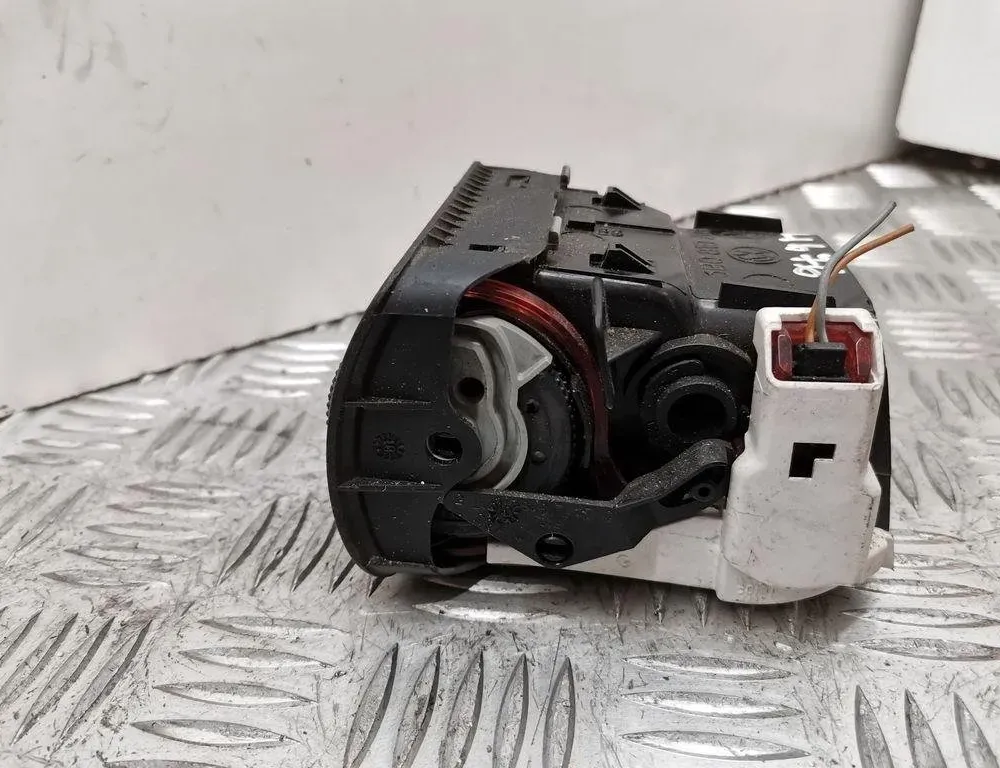 VOLKSWAGEN Passat B5 (1996-2005) Вентиляционные отверстия в приборной панели 3B0819703D 30544648