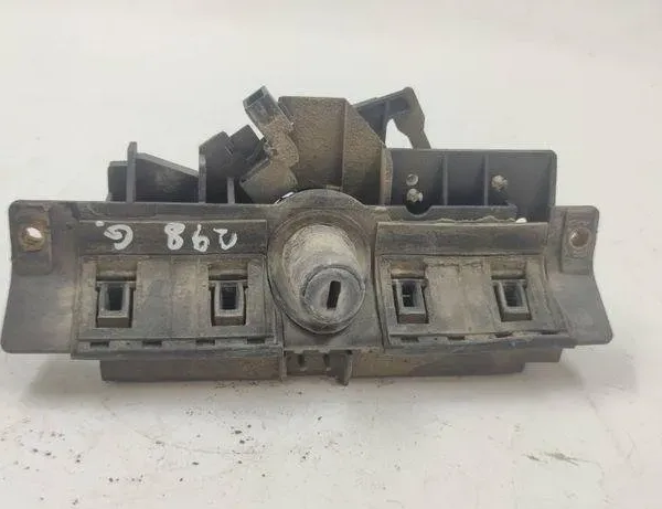 AUDI A4 B6/8E (2000-2005) Рукоятка задней двери 8d9827565a 31489921