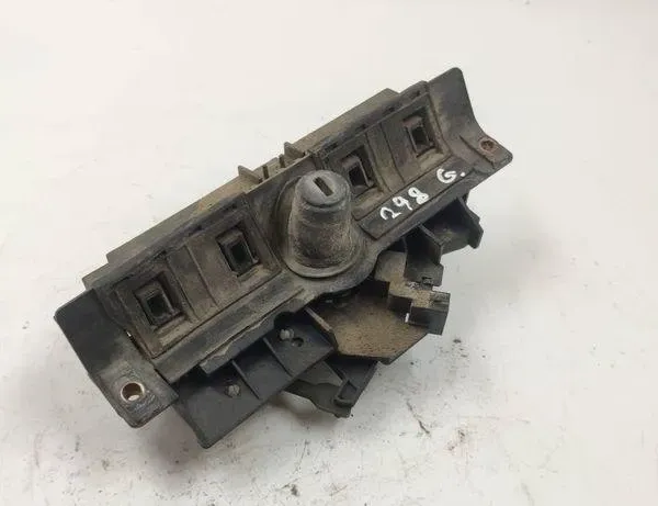 AUDI A4 B6/8E (2000-2005) Рукоятка задней двери 8d9827565a 31489921