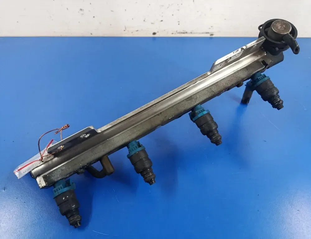 VOLVO V40 1 generation (1996-2004) Топливная рейка 9202694 33720304