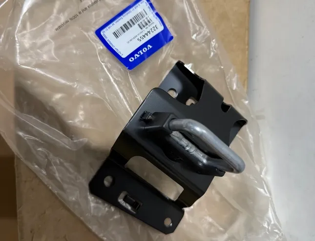 VOLVO XC40 1 generation (2017-2024) Крюк капотa 32244455 36035734