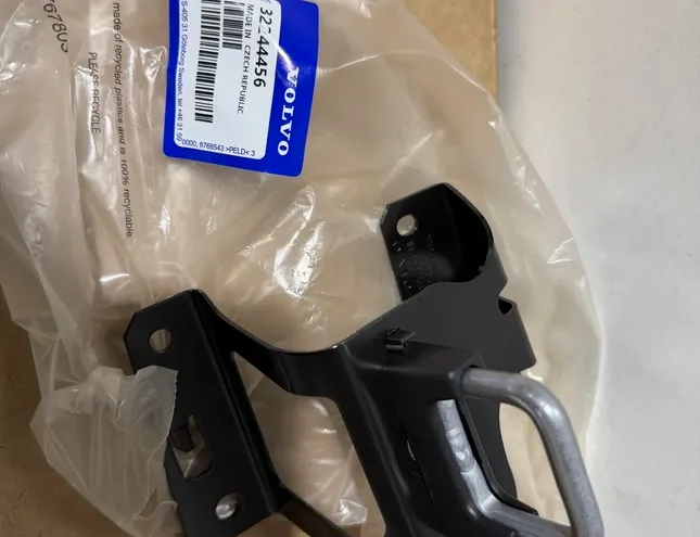 VOLVO XC40 1 generation (2017-2024) Крюк капотa 32244456 36035617