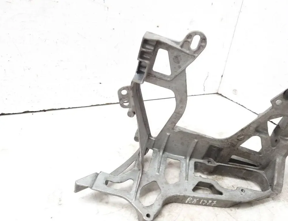 MERCEDES-BENZ C-Class W205/S205/C205 (2014-2023) Держатель передний левого фонаря A2056221600 33369002