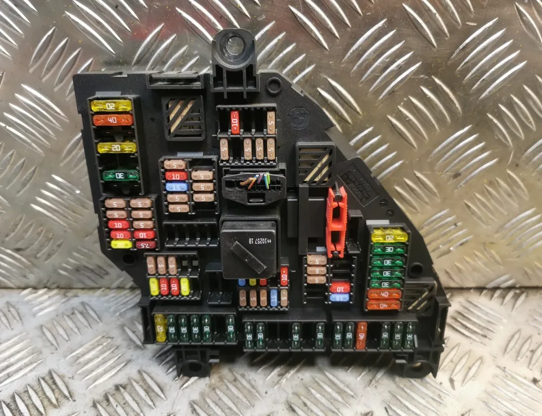 BMW 5 Series F10/F11 (2009-2017) Fuse Box 9210858 11104652