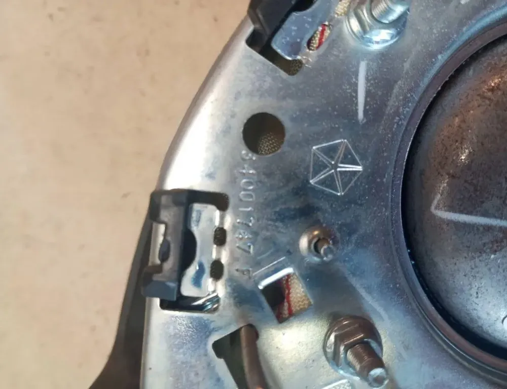 CHRYSLER Voyager 5 generation (2007-2020) Steering Wheel Airbag 34001747F 33121609