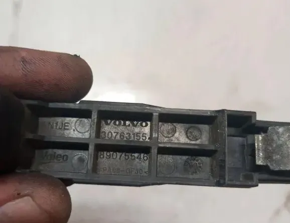 VOLVO XC60 1 generation (2008-2017) Right Headlight Bracket Mount 89075546 33129603