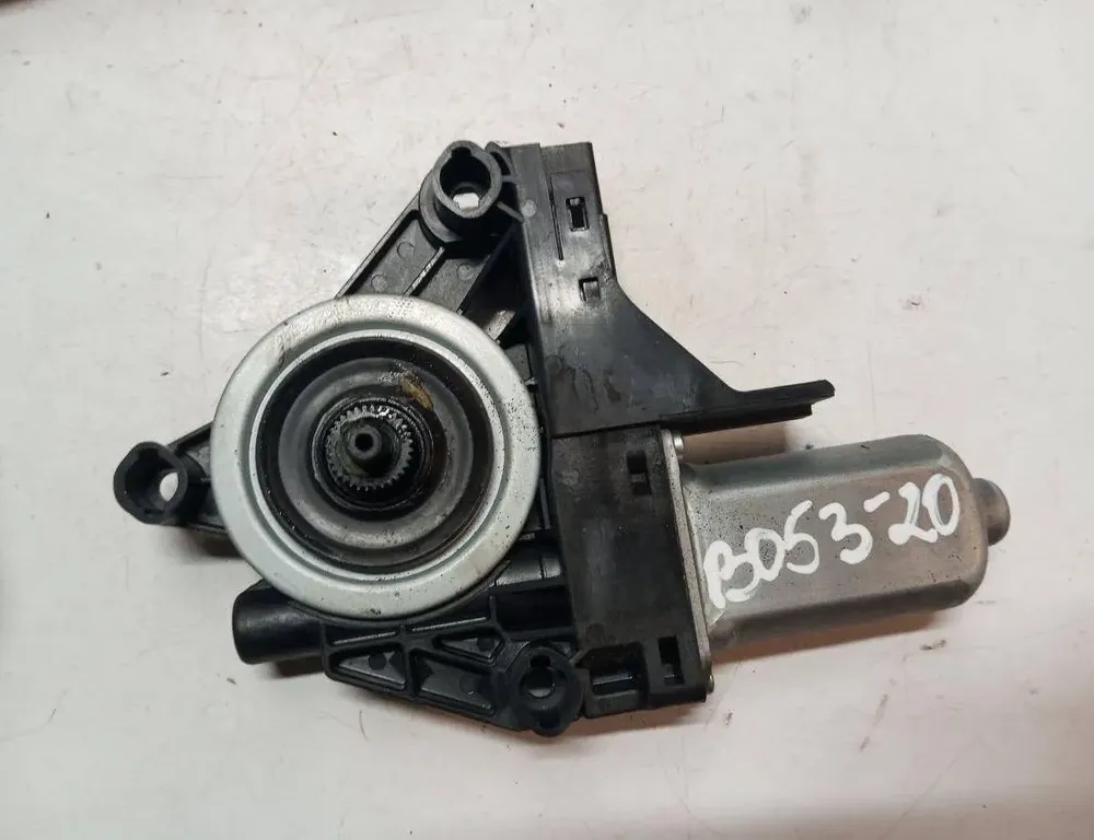 VOLVO V60 1 generation (2010-2020) Маторчик стеклоподъемника передней левой двери WR12717 33132238