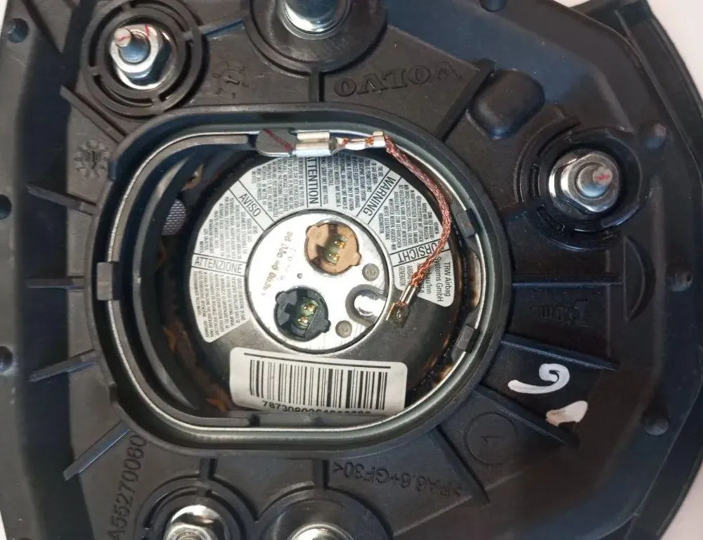 VOLVO V70 2 generation (2000-2008) Steering Wheel Airbag P30721996 33135369