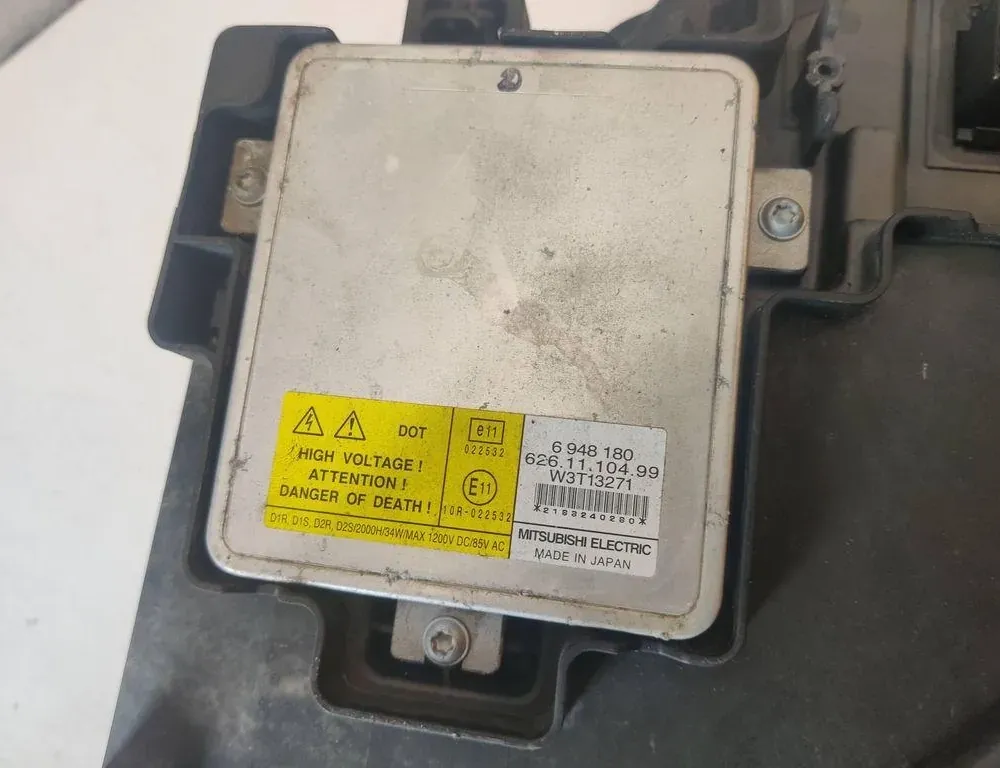 VOLVO V70 2 generation (2000-2008) Front Right Headlight 31214171 33155365