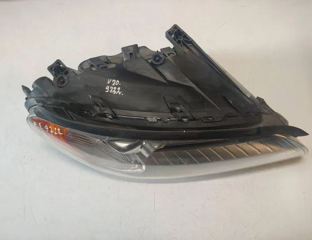 VOLVO V70 2 generation (2000-2008) Front Right Headlight 31214171 33155365