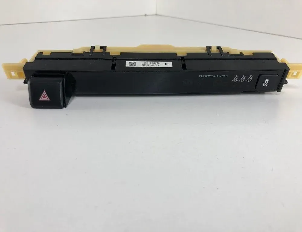 TOYOTA RAV4 5 generation (XA50) (2018-2024) кнопка опасности 8395042220 30553020