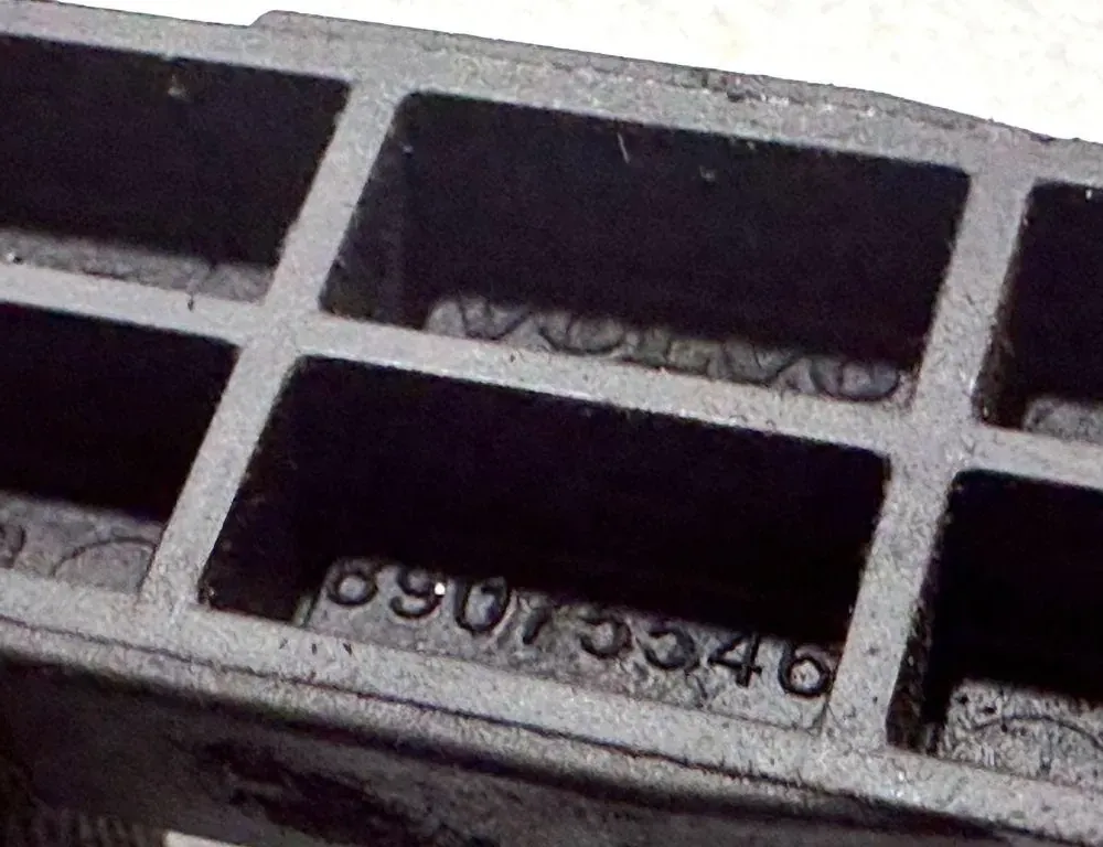 VOLVO XC60 1 generation (2008-2017) Right Headlight Bracket Mount 89075546 34131012