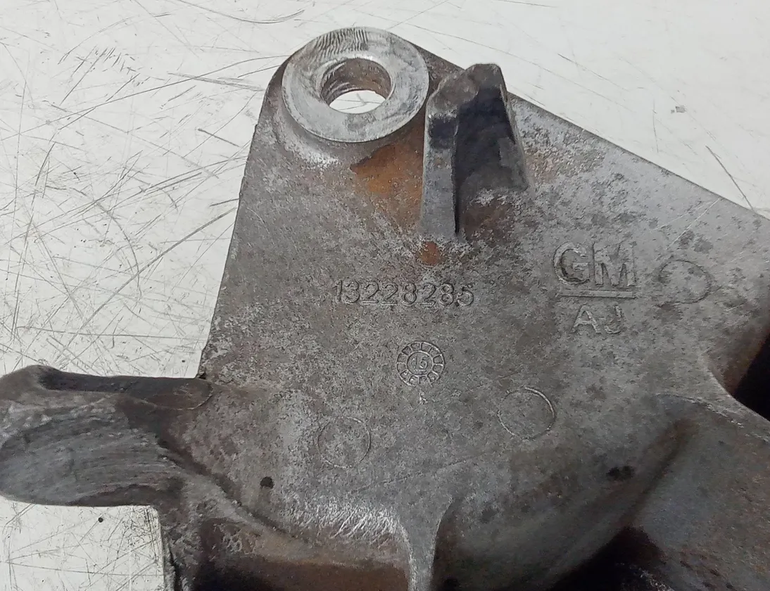 OPEL Insignia A (2008-2016) Engine Bracket Right Side 13228285 27700949